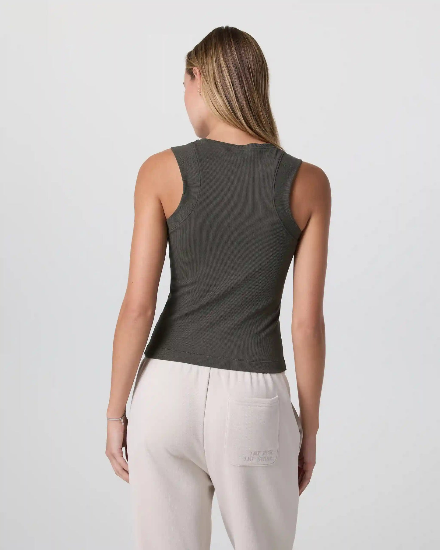 Pose Modern Tank