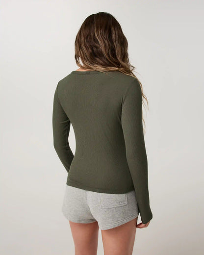 Long Sleeve Pose Subtle Scoop