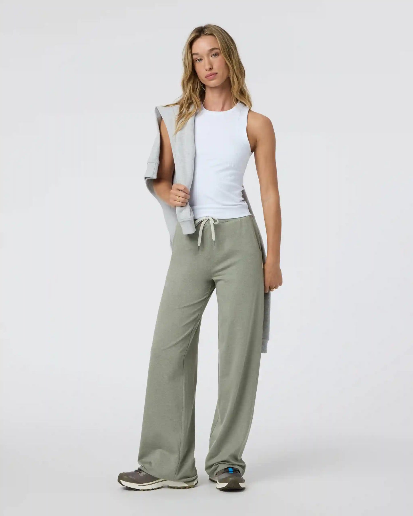 Pose Modern Tank