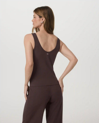 Pose Twin Tank