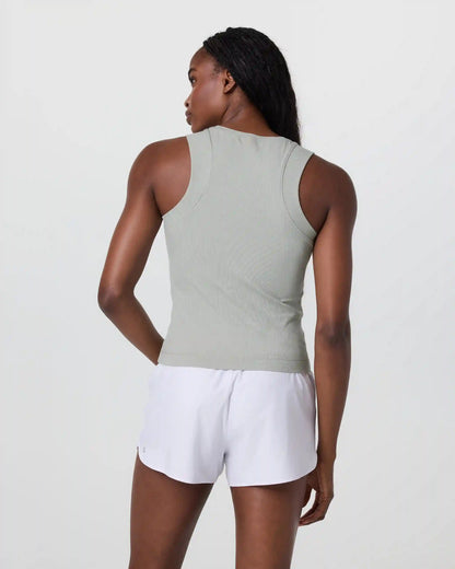 Pose Modern Tank
