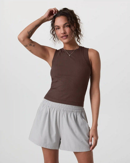 Pose Modern Tank