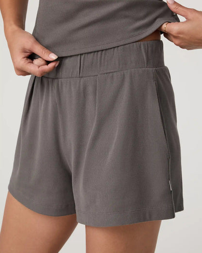 Pose Short