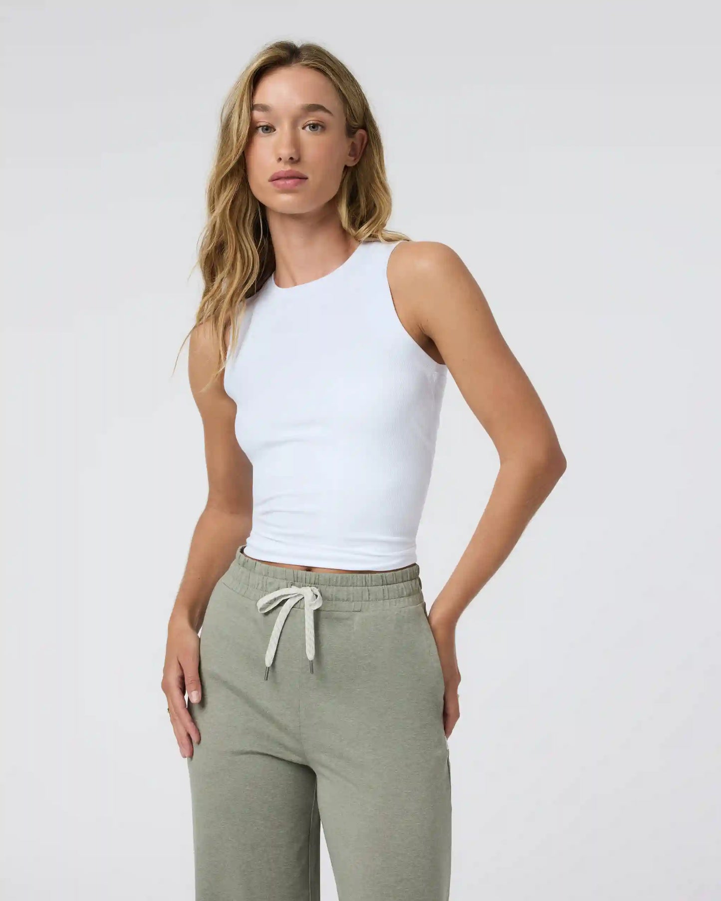 Pose Modern Tank