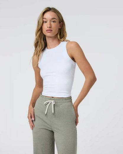 Pose Modern Tank